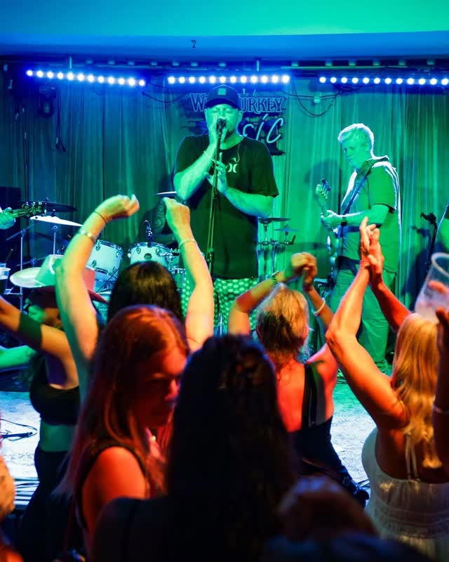 Squeeze every last drop out of your weekend and catch The Smashed Crabs from 4:30pm this afternoon! 🦀🎸 Drop in, grab a drink, and settle in for a stellar Sunday session. 🍺