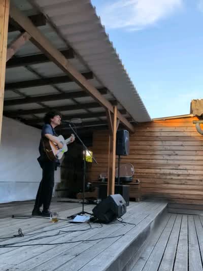 Lewis McLaughlin live in Prague with support from Pishcoth
