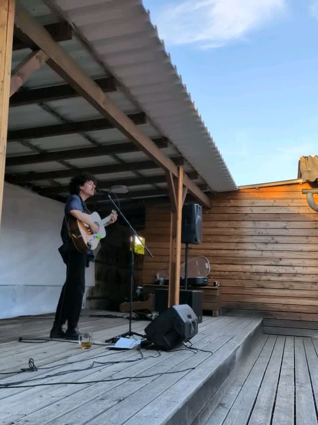 Lewis McLaughlin live in Prague with support from Pishcoth