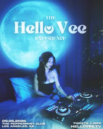 itshellovee live at The Peppermint Club