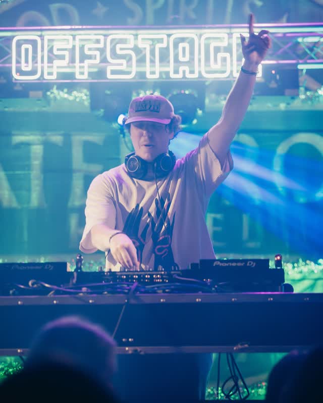 Weekend plans unlocked 🔓 Off Stage is taking over the stage at Waterfront this Friday! Grab a drink, head upstairs, and let's make it a night ✨ Cheers!