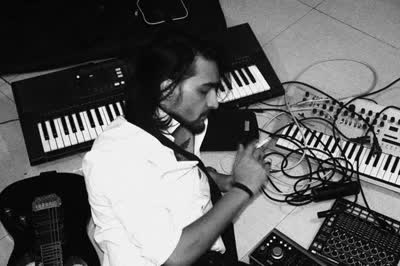 @noumad7 brings a richly layered alternative electronic sound to @thecastlelondon on Sunday 27th September. ❤️🔥🛸This years three-track ‘Future Migra’ pushes his project into new territory with integration of electronics with organic sounds sitting at the forefront. Tickets in bio