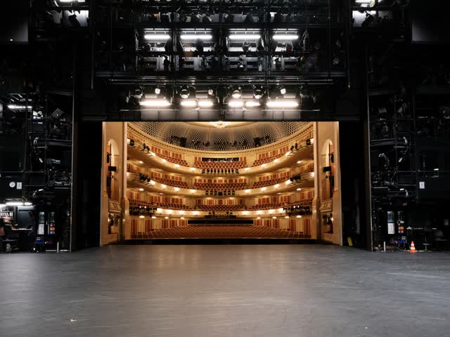 Back for the new season! ✨ The summer break is over, and we’re back! 🎭🎶 We’re looking forward to a new season full of magnificent voices, moving stories, and unforgettable concert experiences. In September, you can look forward to, among other things: "Rigoletto", "Samson et Dalila" featuring Jonathan Tetelman and others, "Symphoniekonzert I" with the Staatskapelle Berlin conducted by Christian Thielemann, and our Open House on September 12.