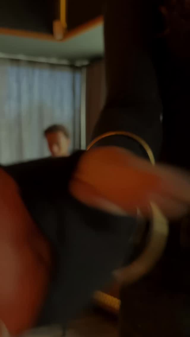 Vi skulle også lige mærke rummet an på @vegacph Ideal Bar. Den 8. oktober tager vi 5 andre dygtige venner med på scenen 🫶 @magnus__lc @mads_oeberg @fiona.veth.jepsen @kald_mig_jojo @jacobjuuln Det glæder vi os utroligt meget til! I kan stadig nå at finde en billet i linket i vores bio 🪐