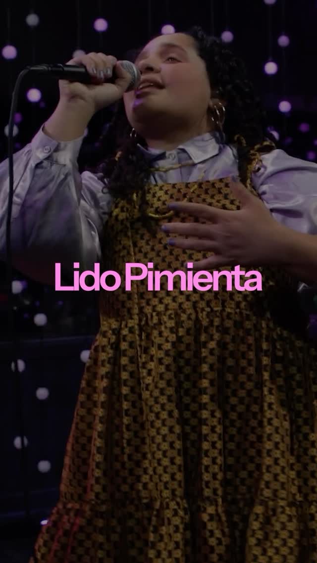 Una combinación eufórica de percusiones afrocolombianas, sintetizadores y un magnetismo vocal que convierte cada show en un ritual colectivo.