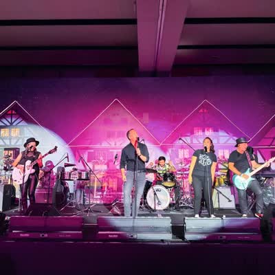 Este viernes 09 de octubre el escenario principal se prepara para recibir a Octopuz, banda de covers encargada de poner a cantar a toda la casa con un setlist lleno de clásicos.