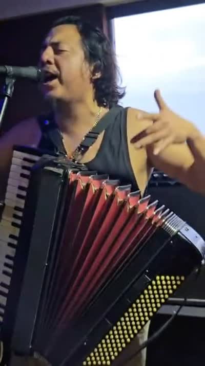 #AyMara sonando este 26 de septiembre, segundo aniversario del tío Leocadio!!! En nuestra casa @lacanamarisqueria #cumbiaconacordeon #vivaladoctores #somosleocadio