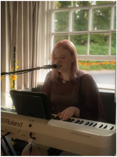 Brighton singer-songwriter @scarlettoneil_music performs at @thecastlelondon on Sunday 18th October following a September bill at The Bee’s Mouth in her hometown this month. ✨🍃We’re happy to be part of her journey as she takes her sound into new territory and showcases it across the country. Tickets in bio 🎟️