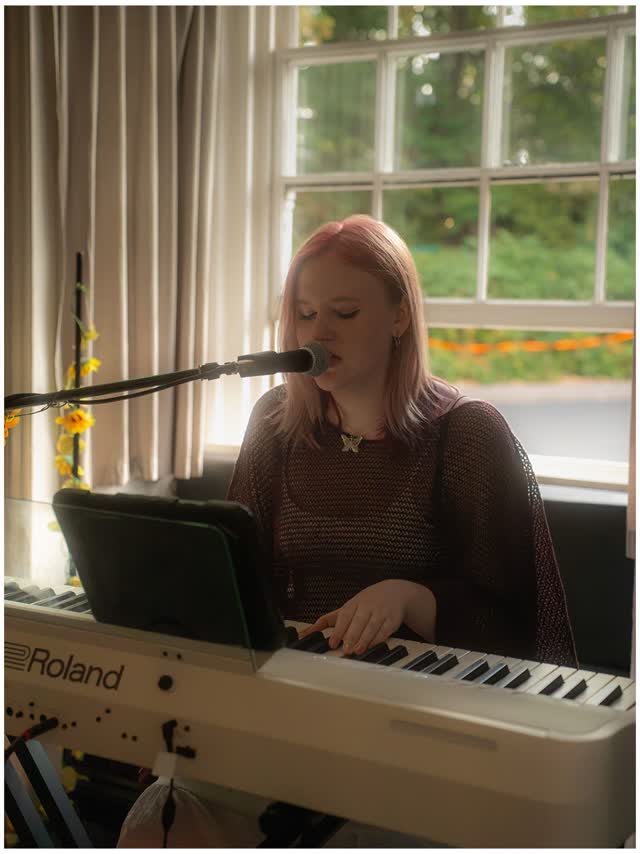 Brighton singer-songwriter @scarlettoneil_music performs at @thecastlelondon on Sunday 18th October following a September bill at The Bee’s Mouth in her hometown this month. ✨🍃We’re happy to be part of her journey as she takes her sound into new territory and showcases it across the country. Tickets in bio 🎟️