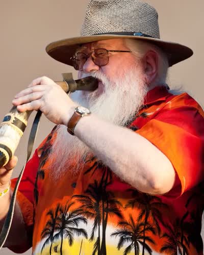 The love that Hermeto Pascoal had for music is evident in how he could see sounds in everything. Whether on stage, at a lake or simply using his body; his genius was never confined to instruments alone. We’re honoured to be able to witness his own band ‘The Mothership’ live on our stage, continuing on his legacy Sunday 08 November.
