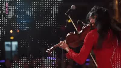 Sofie Royer Live Performance