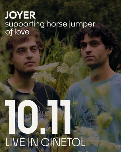 Joyer supporting horse jumper of love