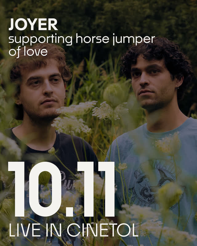 Joyer supporting horse jumper of love
