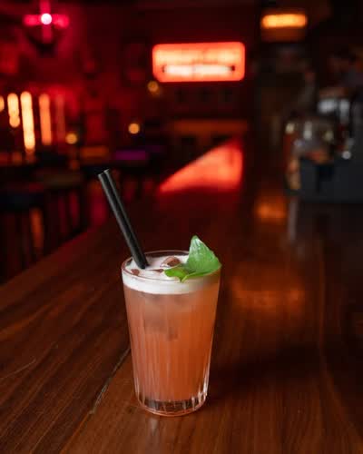 Make this Thursday a thirsty one ✨😉 Make a trip to 4 Dame Lane, open late with cocktails & live music 🔥