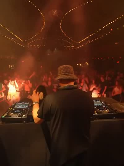 Sabato 10 Ottobre il dancefloor crea connessioni tra la creatività più profonda di Detroit e l’ombra del Vesuvio.