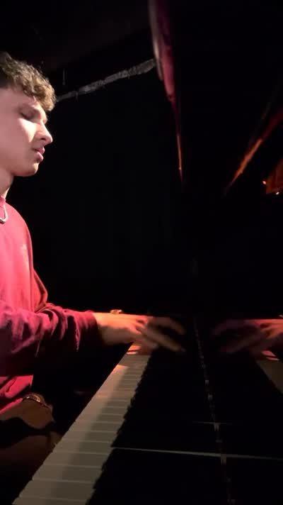 Performing my own original composition titled ‘Hill Halcyon’ I wrote in collaboration with @greenttea.tempos at @evanstonspace Catch us live @martyrslive Sat 10/24 ticket link in bio