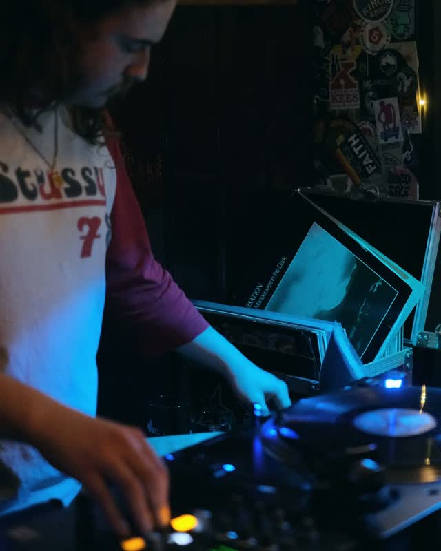 Vinyl DJs at pub this weekend 🎧