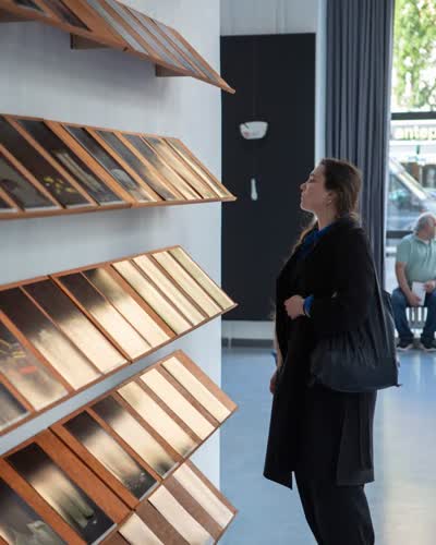 Am 21. Mai eröffnete die Ausstellung »Die gesiezte Tochter. My Total Deconstruction of an Armenian Family« von Beatrice Moumdjian. Ihre künstlerische Praxis verbindet autobiografische Recherche mit einer kritischen Perspektive auf Geschichte und ihre Überlieferungsformen. Moumdjians Arbeit legt Spuren frei zwischen dem Genozid an den Armenier*innen, dem Exil in Bulgarien bis zur Migration in das Ost-Berlin der 1990er, und verknüpft Biografie und Geopolitik.