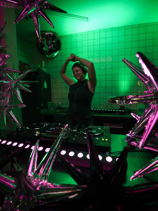 La première partie des photos de la @charli.party au @heat_lyon sont là ! C’était si beau 🔥🔥🔥🔥 On vous réserve une belle surprise demain 19:00 📣💚