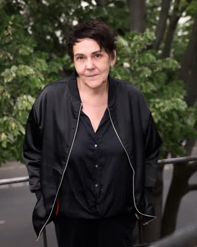 Die Musikerin, Autorin und Regisseurin Christiane Rösinger / @christianeroesinger hat 2019 mit dem HAU ihre erste Bühnenproduktion “Stadt unter Einfluß” herausgebracht und ist seitdem in unterschiedlichsten Konstellationen eng mit dem Haus verbunden. Zuletzt feierte ihre vierte HAU-Produktion “Leben im Liegen” Premiere im HAU1. Nun stellt sie bei einer musikalisch begleiteten Lesung ihr neues Buch 📖 “The Joy of Ageing” ( @rowohltverlag ) vor: