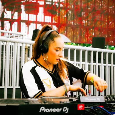 SHAUNA DEBUT ALERT - Late Bar