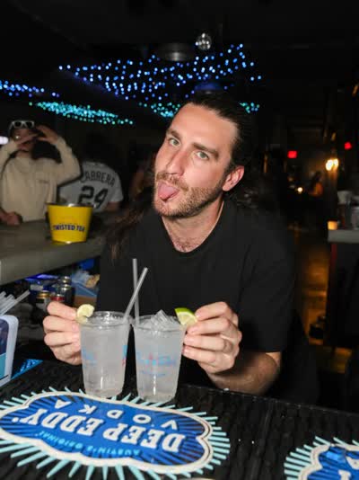 Summer nights at Tin Roof just hit different! Roof top views 🌆 patio tunes 🎶 and cold drinks 🍻 What more can you ask for? We’ll see you later, we know you’ll be here 😉